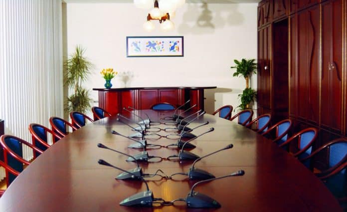 Nagy méretű elipszis alakú tárgyalóasztal nagysámú résztvevő részére