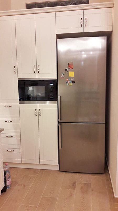 Világos konyhabútor hűtőbeépítéssel
