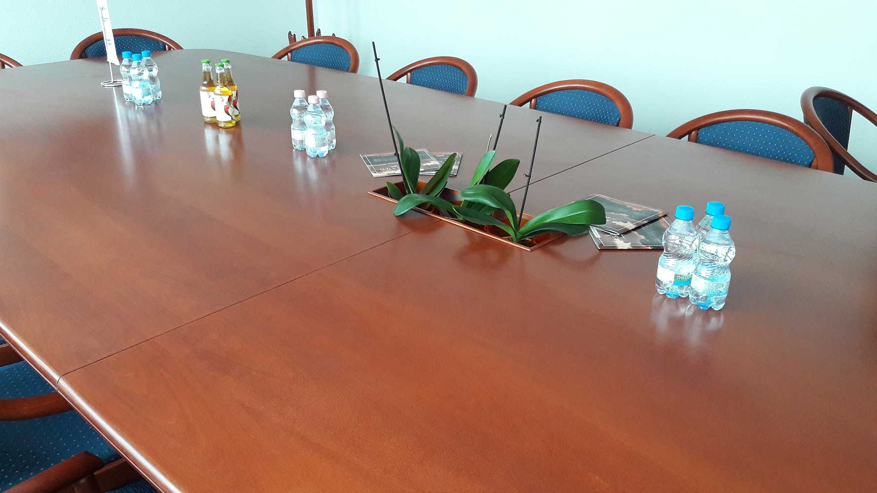 tárgyalóasztal virágtartóval
