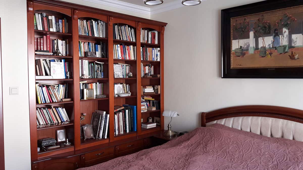 Hálószobai nyitott könyvszekrény a franciaágy mellett
