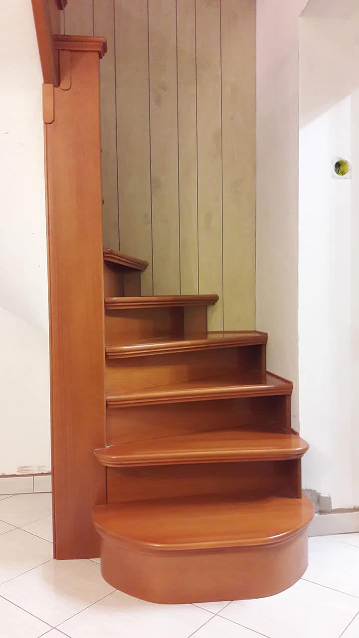 Íves lépcsőburkolat fából